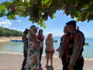 Subsatgas Pam Tempat Keramaian Sambangi Pantai Mertasari, Sampaikan Pesan Kamtibmas