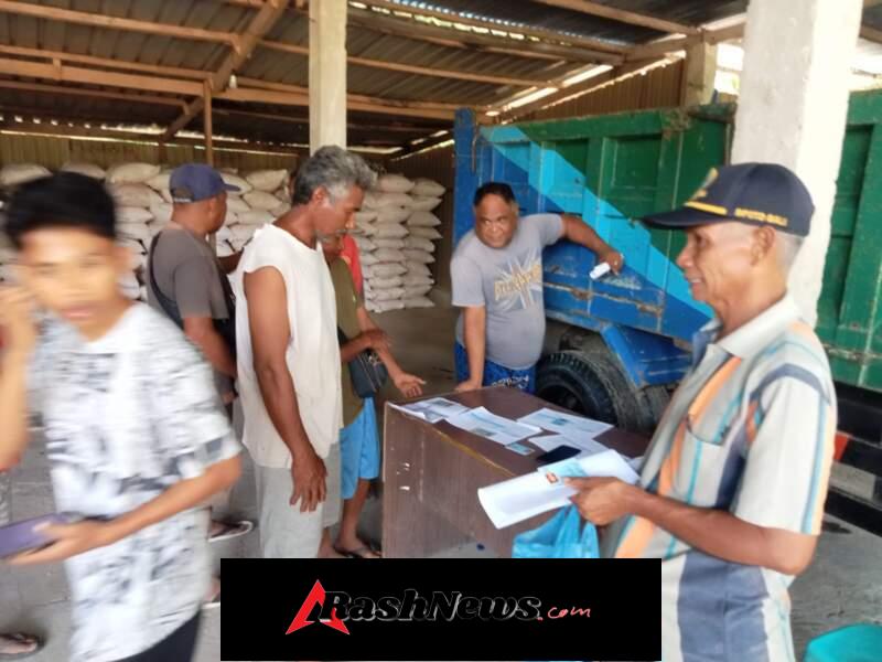 Babinsa Koramil 1621-05/Panite Kawal Penyaluran 75 Ton Pupuk Urea di Desa Bena, Pastikan Hak Petani Tepat Sasaran