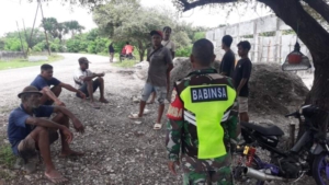Babinsa Desa Oemanu Dorong Partisipasi Warga dalam Pembangunan Desa yang Aman dan Produktif