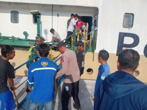 Kedatangan Dua Kapal Perintis di Ende Berlangsung Aman di Bawah Pengawasan Babinsa