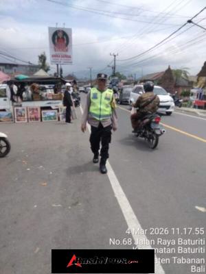 Strong Point Siang Polsek Baturiti Jaga Kelancaran Arus Lalu Lintas di Simpang Pasar
