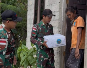 Pembagian Zakat Fitrah, Satgas Pamtas Yonarhanud 2 Kostrad Bantu Salurkan Ke Rumah Warga