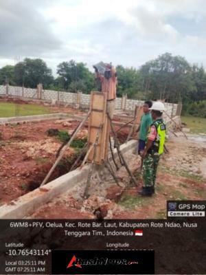 Babinsa Sertu Jose Timo Pantau Pemasangan Batako dan Pengecoran Tiang KDKMP