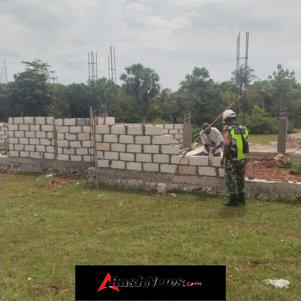 Babinsa Desa Oelua Pantau Pemasangan Batako dan Pengecoran Tiang KDKMP