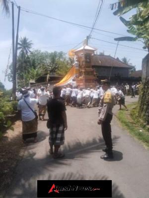 Bhabinkamtibmas Desa Peken Belayu Polsek Marga Pengamanan Upacara Ngaben
