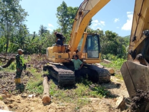 Jaga Kamtibmas, Babinsa Maurole Monitoring Wilayah Sekaligus Dampingi Pembangunan Desa