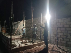Hingga Malam Hari, Babinsa Dampingi Tukang Lanjutkan Pekerjaan KDKMP Mundek