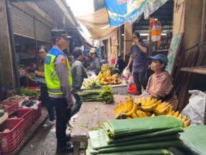 Jelang Hari Raya Nyepi dan Idul Fitri, Kapolsek Pupuan Pantau Stabilitas Harga Sembako di Pasar Umum Pupuan