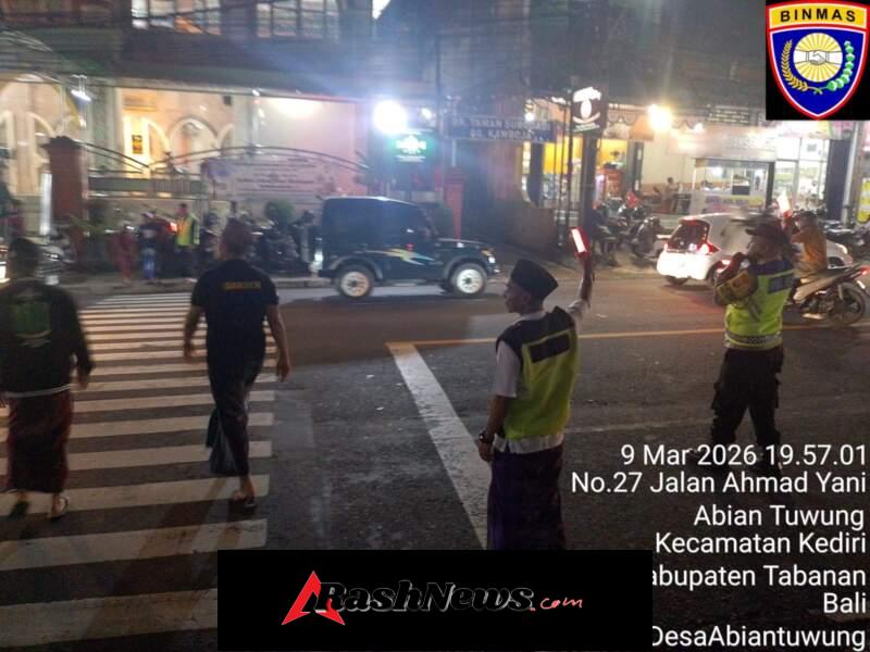 Atensi Arus Lalulintas, Personil Polsek Kediri Dipimpin Perwira Pengawas (Pawas) Amankan Giat Sholat Tarawih