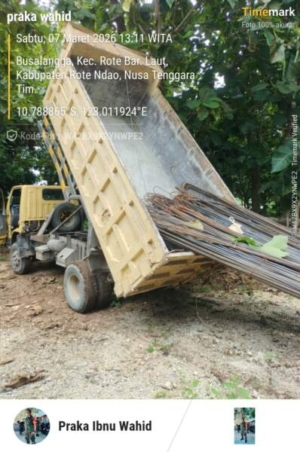 Babinsa Praka Ibnu Wahid Mauludin Pimpin Monitoring Penerimaan Material di Rote Ndao
