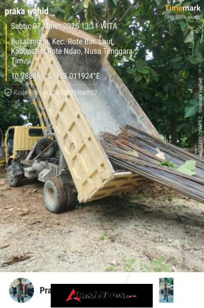 Babinsa Praka Ibnu Wahid Mauludin Pimpin Monitoring Penerimaan Material di Rote Ndao
