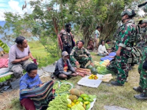 Menguatkan Hati dan Ekonomi, Satgas Yonif 743/PSY Borong Hasil Bumi Mama Papua