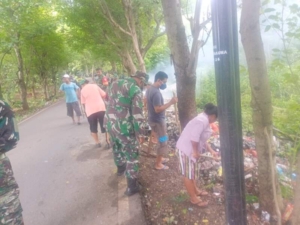 Karyabakti Babinsa Dan Warga Bersihkan Sampah Mengganggu Lingkungan