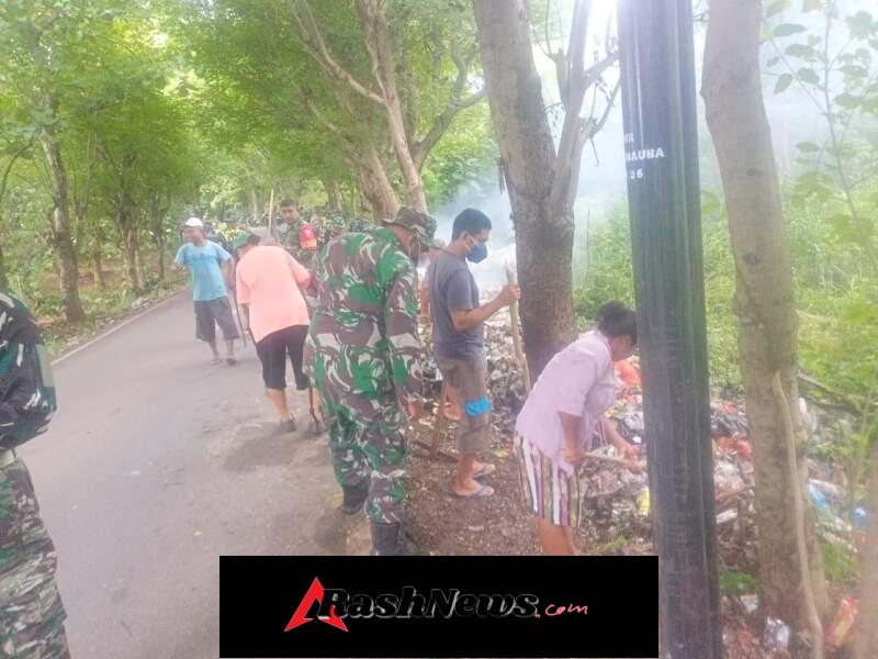 Karyabakti Babinsa Dan Warga Bersihkan Sampah Mengganggu Lingkungan
