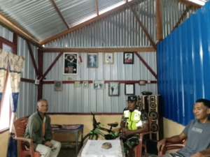 Babinsa Ingatkan Warga Detusoko Waspada Hujan dan Angin Kencang