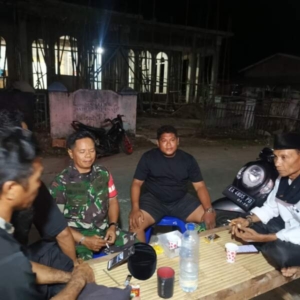 Babinsa Koramil 1614-03/Hu’u Pantau Keamanan Wilayah Desa Jala Lewat Patroli Malam