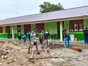 Semangat Siswa-Siswi Warnai Pembersihan RKB Baru di SMAN Bikomi Nilulat