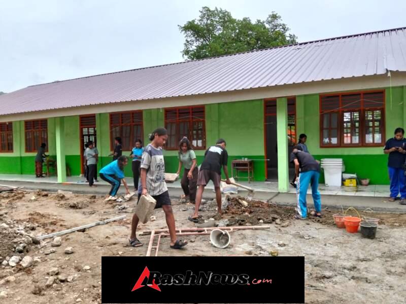 Semangat Siswa-Siswi Warnai Pembersihan RKB Baru di SMAN Bikomi Nilulat