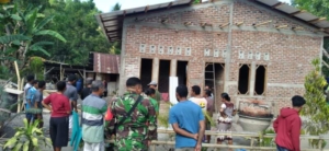 Semangat Gotong Royong, Babinsa Tanjung Bunga Bersama Warga Bangun Rumah di Wulanggitang
