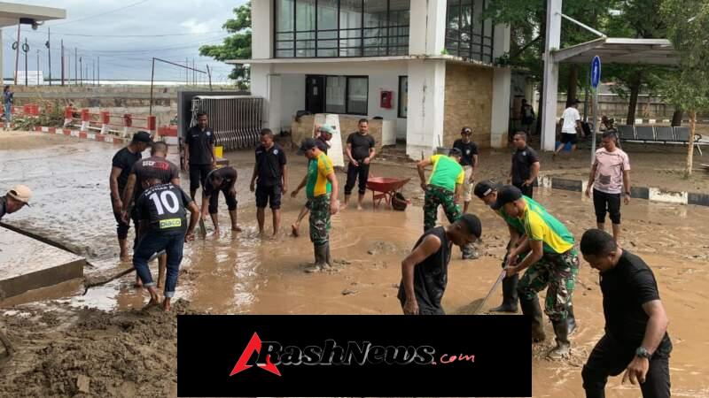 Kepedulian Tanpa Batas, Yonarmed 12 Kostrad Bersihkan Area PLBN Motaain Pasca Luapan Sungai