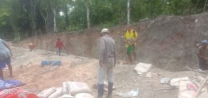 Pembangunan Pondasi dan Penerimaan Material Semen di Desa Oeleka Dipantau Babinsa