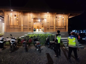 Polsek Selemadeg barat Siagakan Personel untuk Amankan Sholat Tarawih di mushola Hidayatullah muk’min Selabih