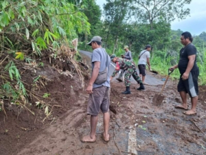 Babinsa Desa Pakisan (Serda Ketut Widiartawan) Menegaskan Giat gotong royong pembersihan tanah longsor ini menunjukkan semangat gotong royong dan kepedulian warga Desa Pakisan