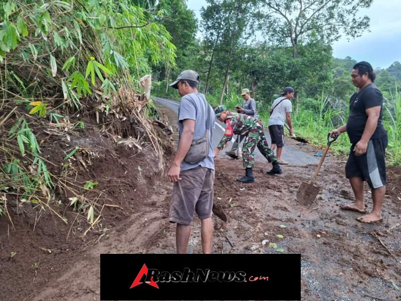 Babinsa Desa Pakisan (Serda Ketut Widiartawan) Menegaskan Giat gotong royong pembersihan tanah longsor ini menunjukkan semangat gotong royong dan kepedulian warga Desa Pakisan