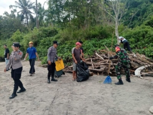 Gerakan Bali Bersih Pantai Menggema Di Nusa Penida, Koramil Nusa Penida Ikut Ambil Bagian
