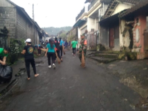 Babinsa 1623-06/Selat Dorong Semangat Gotong Royong Melalui Gerakan Kulkul PKK dan Posyandu