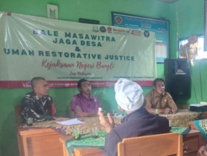 Wujudkan Rasa Aman, Babinsa dan Bhabinkamtibmas Desa Belandingan Siaga Hadapi Dampak Cuaca Ekstrem