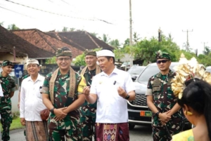 Humanis, Tim Wasev TMMD Serahkan Bantuan Stunting dan Tinjau Bedah Rumah di Desa Penyaringan