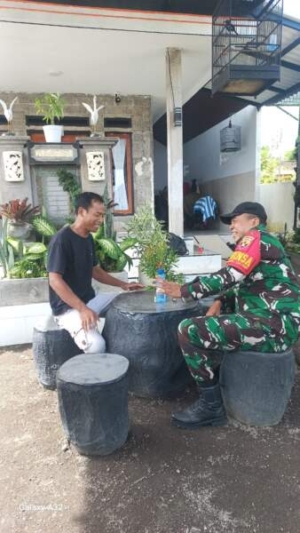 Jaga Kemanunggalan Dan Kondusifitas Wilayah, Serda Made Oka Gencarkan Komsos Di Wilayah Binaan
