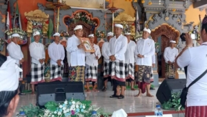Atensi Pengukuhan Bendesa Dan Prajuru Adat, Babinsa Lembongan Perkuat Sinergitas Dan Kelestarian Adat