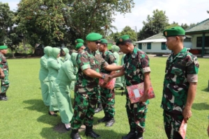 ‎Alih Tugas sebagai Bentuk Pembinaan, Dandim 1607/Sumbawa Lepas Enam Anggota