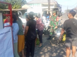 Sinergi TNI Bersama Dinas Koperasi, Serka Dewa Purtu Carma Atensi Pasar Murah Sambut Idul Fitri