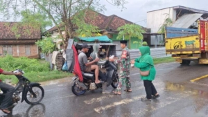 Aksi Sosial TNI di Bulan Suci, Ratusan Takjil Dibagikan kepada Pengguna Jalan