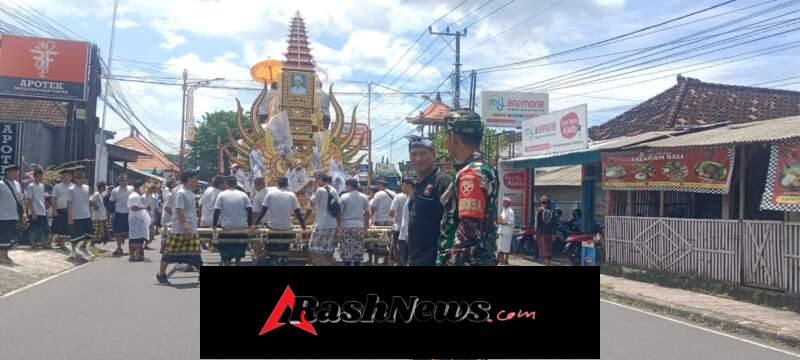 Sinergi Kuatkan Silahturahmi Dan Lestarikan Tradisi, Babinsa Banjarangkan Kawal Upacara Pengabenan