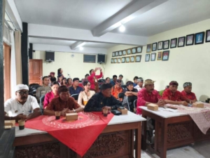Babinsa 1623-02/Abang Ajak Masyarakat Jaga Ketertiban Saat Pengerakan Ogoh-Ogoh Jelang Nyepi
