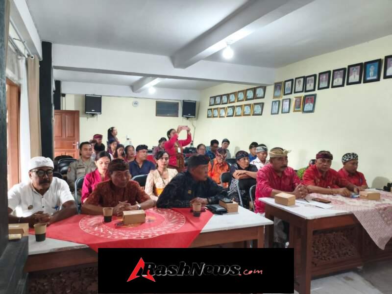 Babinsa 1623-02/Abang Ajak Masyarakat Jaga Ketertiban Saat Pengerakan Ogoh-Ogoh Jelang Nyepi
