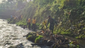 Pjs. Danramil 1623-07/Bebandem Dukung Gerakan Asri Melalui Kegiatan Pembersihan Sungai