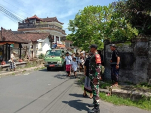 Kawal Pelebon , Babinsa Semarapura Kangin Tegaskan Wujud Nyata Tupoksi Dan Empati