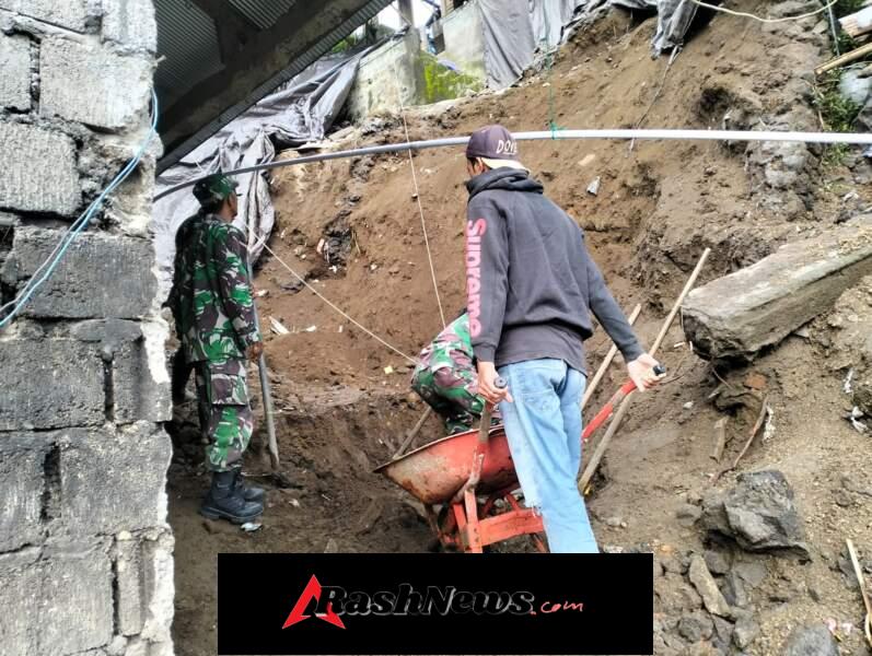 Gotong Royong Akibat Longsor, Babinsa Desa Sukawana Pimpin Aksi Bersih-Bersih