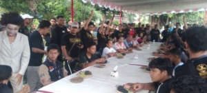 Babinsa Banjar Jawa Pantau Ribuan Warga dalam Gelar Pangan Lokal dan Penyerahan Bantuan Pangan di Singaraja