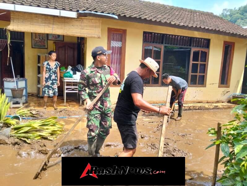 Gotong Royong Penanganan Pasca Banjir di Desa Bestala, Babinsa Turun Langsung Bantu Warga