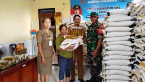 Babinsa 1623-01/Karangasem Pastikan Pendistribusian Beras dan Minyak Goreng kepada Warga Padangkerta Berjalan Lancar
