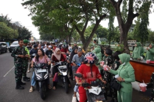 ‎Kodim 1607/Sumbawa dan Persit Hadir di Tengah Masyarakat, Berbagi Takjil di Bulan Penuh Berkah