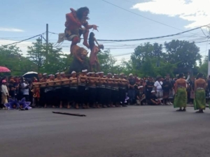 Hadir di Tengah Kerumunan Ribuan Warga, Babinsa Sukseskan Pengamanan Lomba Ogoh-ogoh 2026