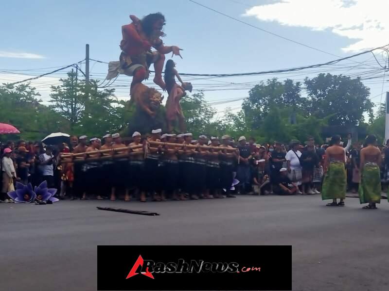 Hadir di Tengah Kerumunan Ribuan Warga, Babinsa Sukseskan Pengamanan Lomba Ogoh-ogoh 2026