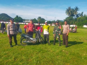 Peduli Kebersihan Lingkungan, Babinsa Dete Bersama Warga Siapkan Lapangan KONI untuk Sholat Idul Fitri